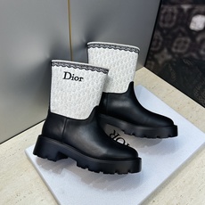 Dior 迪奥 2026秋冬高定系列新款 Dentelle 及裸机车女短靴 CD字母logo立体刺绣图案低跟圆头一脚蹬骑 Dior 迪奥 2026秋冬高定系列新款 Dentelle 及裸机车女短靴 CD字母logo立体刺绣图案低跟圆头一脚蹬骑
