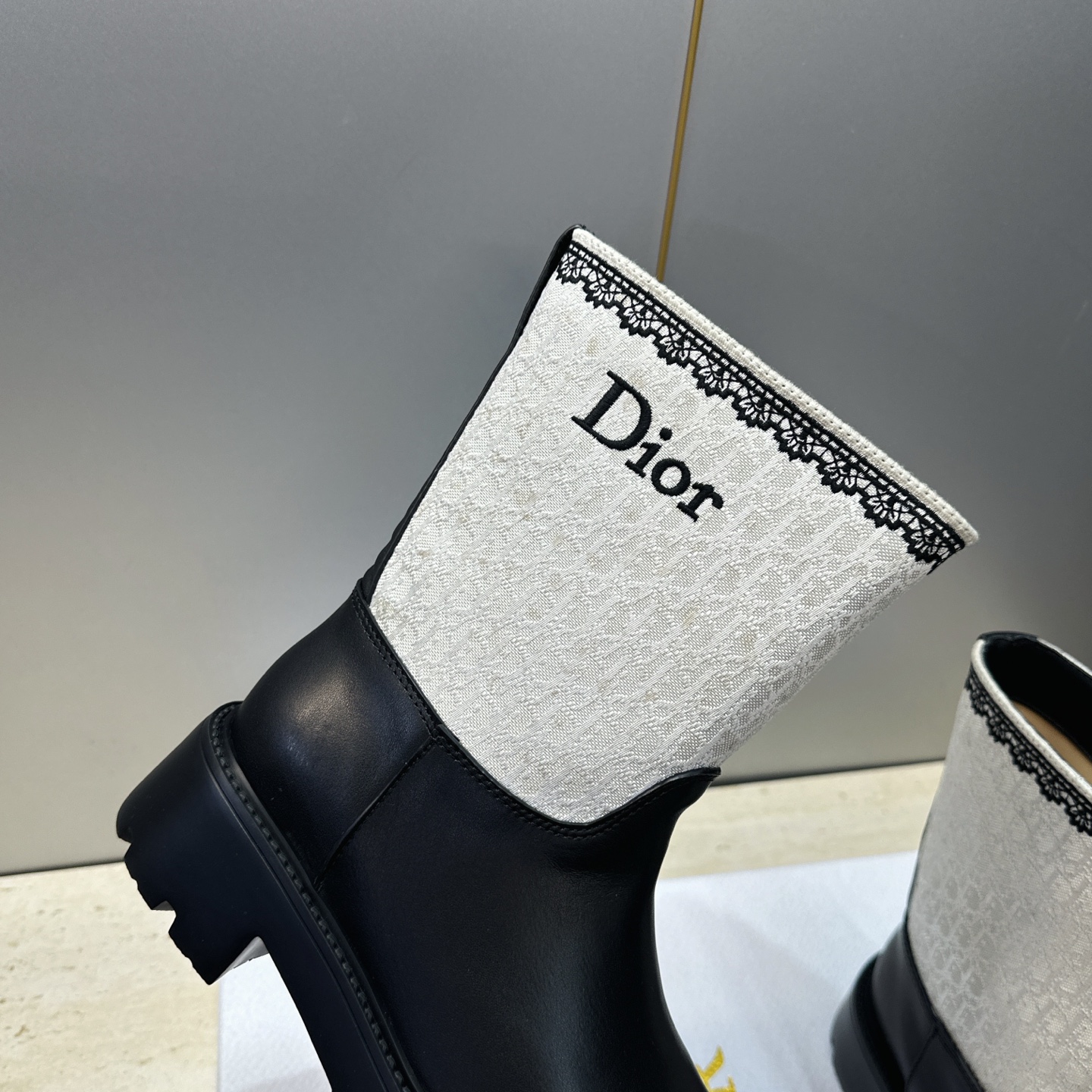 Dior 迪奥 2026秋冬高定系列新款 Dentelle 及裸机车女短靴 CD字母logo立体刺绣图案低跟圆头一脚蹬骑 Dior 迪奥 2026秋冬高定系列新款 Dentelle 及裸机车女短靴 CD字母logo立体刺绣图案低跟圆头一脚蹬骑