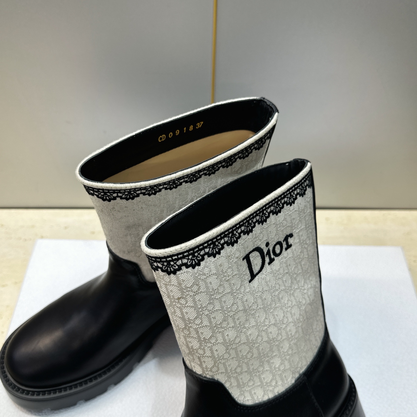 Dior 迪奥 2026秋冬高定系列新款 Dentelle 及裸机车女短靴 CD字母logo立体刺绣图案低跟圆头一脚蹬骑 Dior 迪奥 2026秋冬高定系列新款 Dentelle 及裸机车女短靴 CD字母logo立体刺绣图案低跟圆头一脚蹬骑
