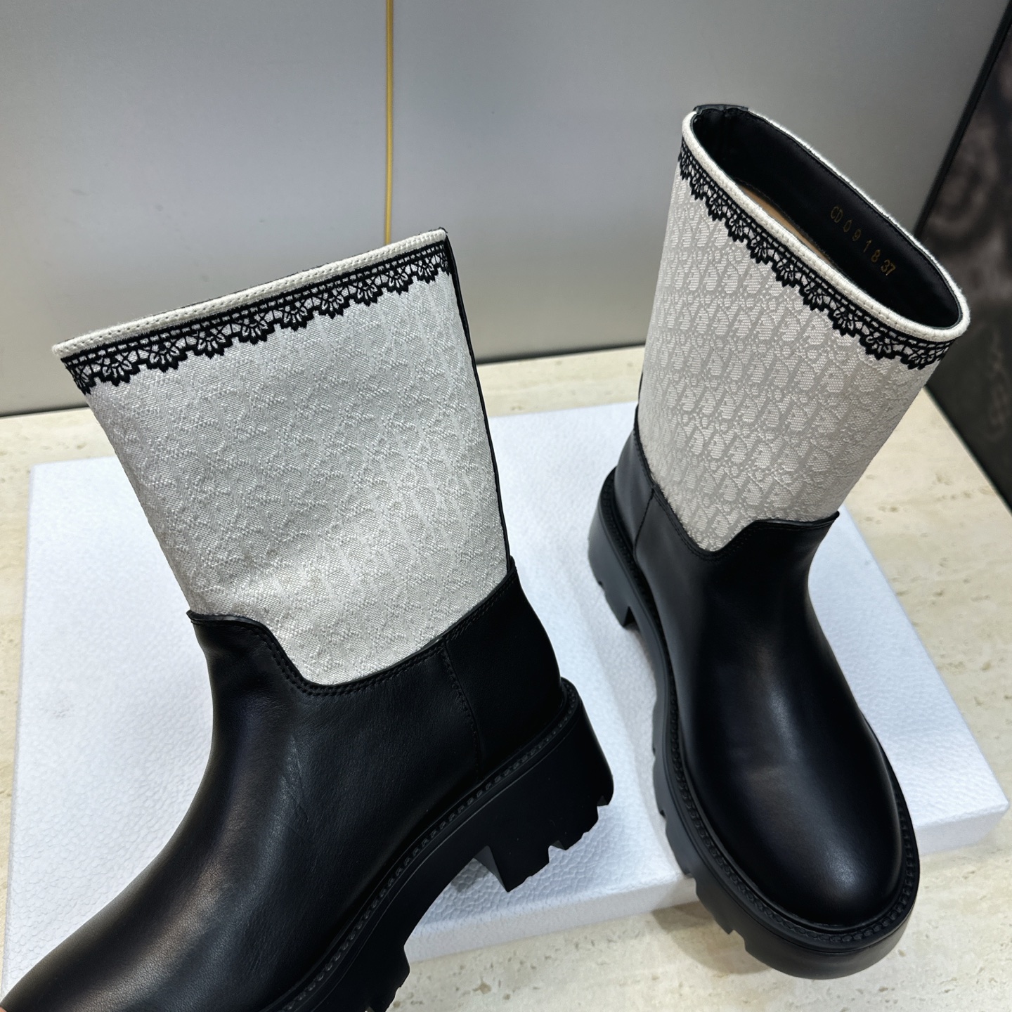 Dior 迪奥 2026秋冬高定系列新款 Dentelle 及裸机车女短靴 CD字母logo立体刺绣图案低跟圆头一脚蹬骑 Dior 迪奥 2026秋冬高定系列新款 Dentelle 及裸机车女短靴 CD字母logo立体刺绣图案低跟圆头一脚蹬骑
