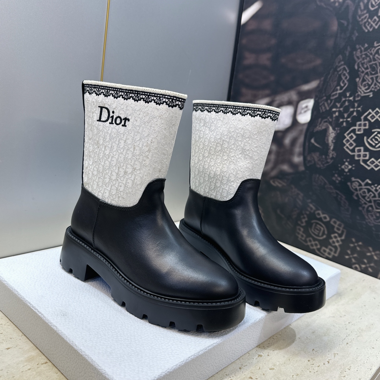 Dior 迪奥 2026秋冬高定系列新款 Dentelle 及裸机车女短靴 CD字母logo立体刺绣图案低跟圆头一脚蹬骑