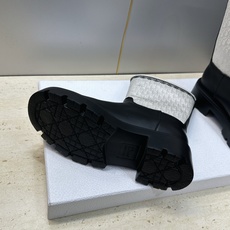 Dior 迪奥 2026秋冬高定系列新款 Dentelle 及裸机车女短靴 CD字母logo立体刺绣图案低跟圆头一脚蹬骑 Dior 迪奥 2026秋冬高定系列新款 Dentelle 及裸机车女短靴 CD字母logo立体刺绣图案低跟圆头一脚蹬骑