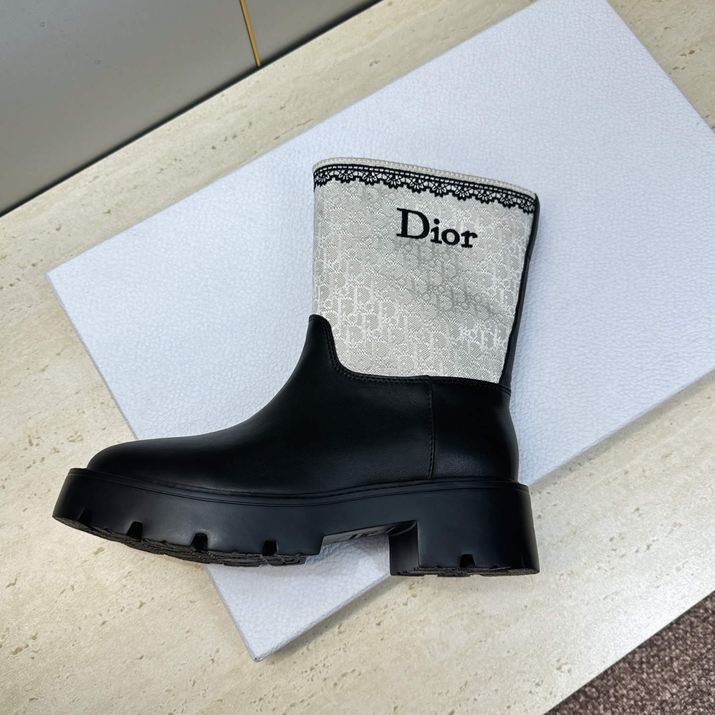 Dior 迪奥 2026秋冬高定系列新款 Dentelle 及裸机车女短靴 CD字母logo立体刺绣图案低跟圆头一脚蹬骑 Dior 迪奥 2026秋冬高定系列新款 Dentelle 及裸机车女短靴 CD字母logo立体刺绣图案低跟圆头一脚蹬骑