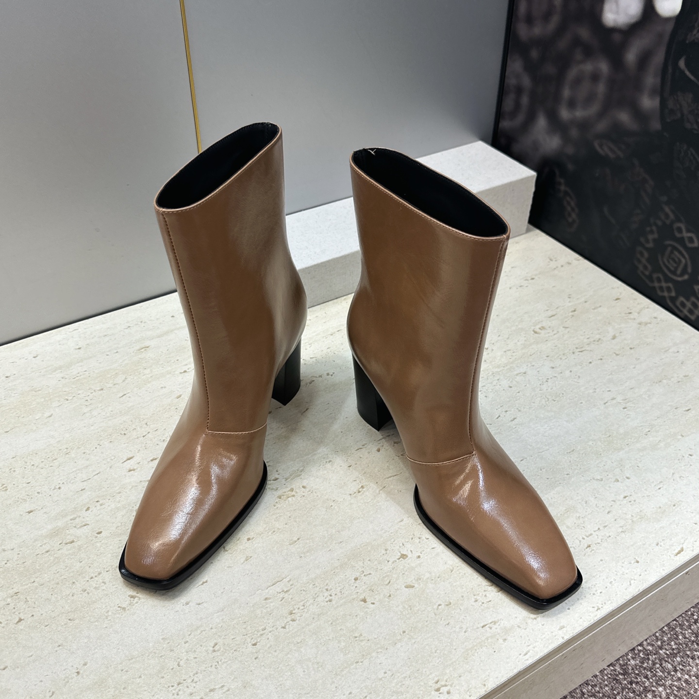 Saint Laurent 圣罗兰 2026秋冬新款高跟及裸马丁女靴 YSL字母logo五金扣粗跟方头一脚蹬机车骑士短 Saint Laurent 圣罗兰 2026秋冬新款高跟及裸马丁女靴 YSL字母logo五金扣粗跟方头一脚蹬机车骑士短