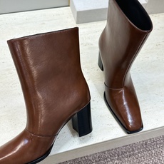 Saint Laurent 圣罗兰 2026秋冬新款高跟及裸马丁女靴 YSL字母logo五金扣粗跟方头一脚蹬机车骑士短 Saint Laurent 圣罗兰 2026秋冬新款高跟及裸马丁女靴 YSL字母logo五金扣粗跟方头一脚蹬机车骑士短