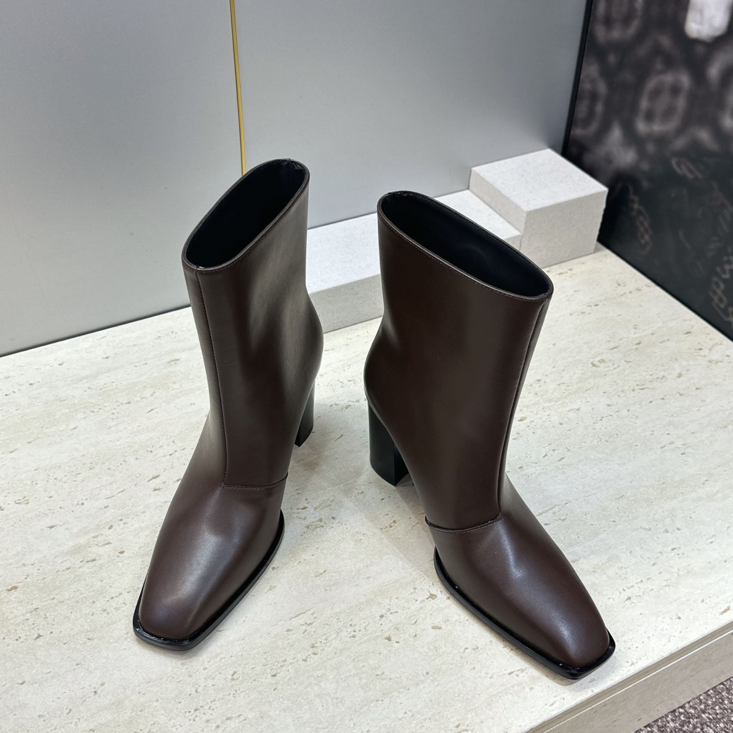 Saint Laurent 圣罗兰 2026秋冬新款高跟及裸马丁女靴 YSL字母logo五金扣粗跟方头一脚蹬机车骑士短 Saint Laurent 圣罗兰 2026秋冬新款高跟及裸马丁女靴 YSL字母logo五金扣粗跟方头一脚蹬机车骑士短