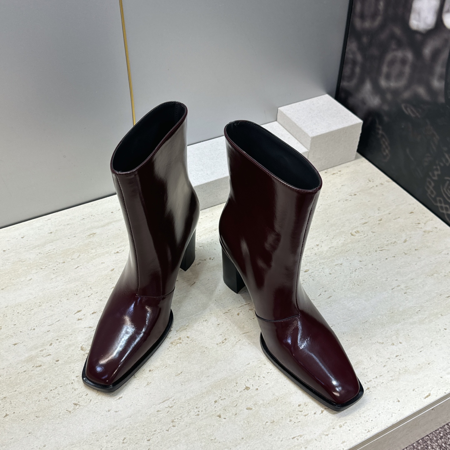 Saint Laurent 圣罗兰 2026秋冬新款高跟及裸马丁女靴 YSL字母logo五金扣粗跟方头一脚蹬机车骑士短 Saint Laurent 圣罗兰 2026秋冬新款高跟及裸马丁女靴 YSL字母logo五金扣粗跟方头一脚蹬机车骑士短