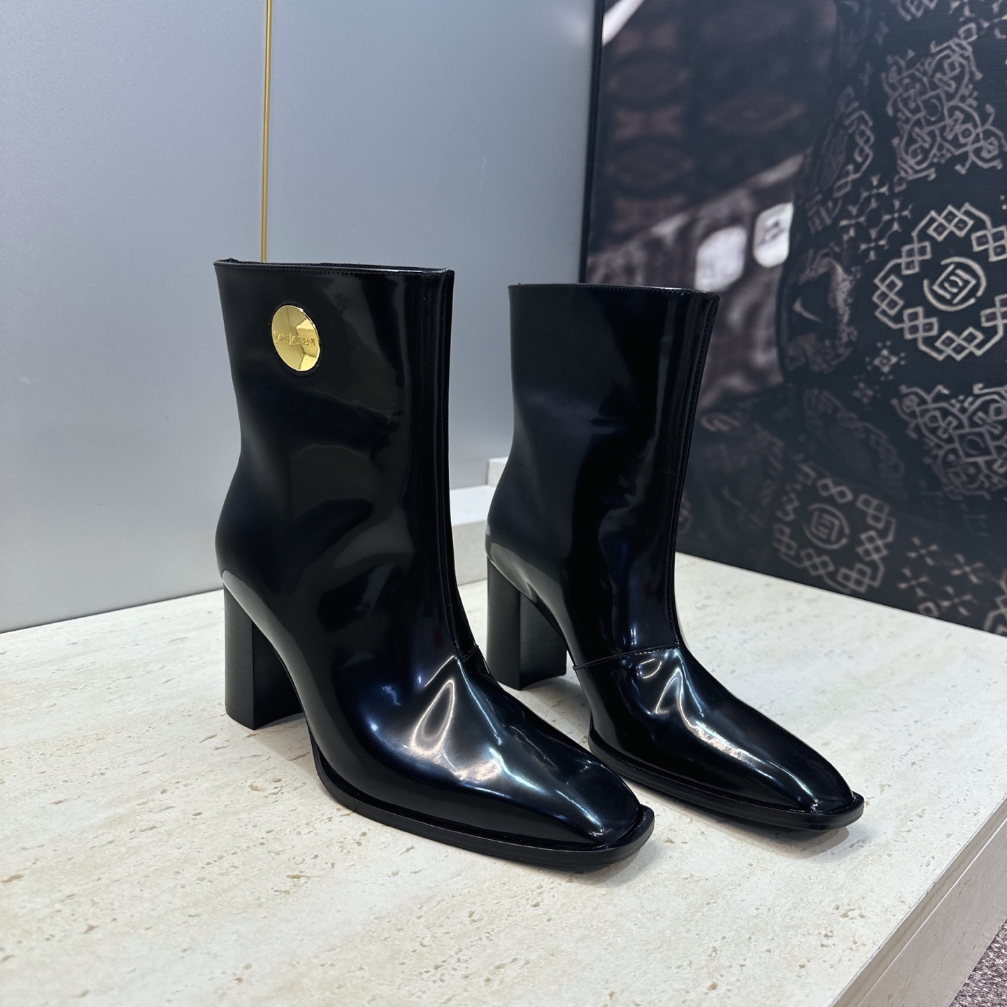 Saint Laurent 圣罗兰 2026秋冬新款高跟及裸马丁女靴 YSL字母logo五金扣粗跟方头一脚蹬机车骑士短 Saint Laurent 圣罗兰 2026秋冬新款高跟及裸马丁女靴 YSL字母logo五金扣粗跟方头一脚蹬机车骑士短