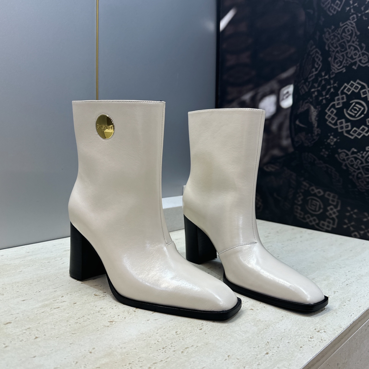 Saint Laurent 圣罗兰 2026秋冬新款高跟及裸马丁女靴 YSL字母logo五金扣粗跟方头一脚蹬机车骑士短 Saint Laurent 圣罗兰 2026秋冬新款高跟及裸马丁女靴 YSL字母logo五金扣粗跟方头一脚蹬机车骑士短