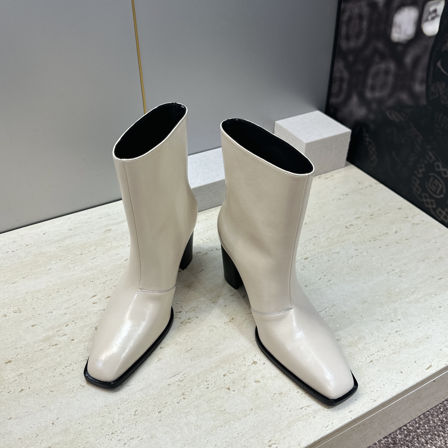 Saint Laurent 圣罗兰 2026秋冬新款高跟及裸马丁女靴 YSL字母logo五金扣粗跟方头一脚蹬机车骑士短 Saint Laurent 圣罗兰 2026秋冬新款高跟及裸马丁女靴 YSL字母logo五金扣粗跟方头一脚蹬机车骑士短