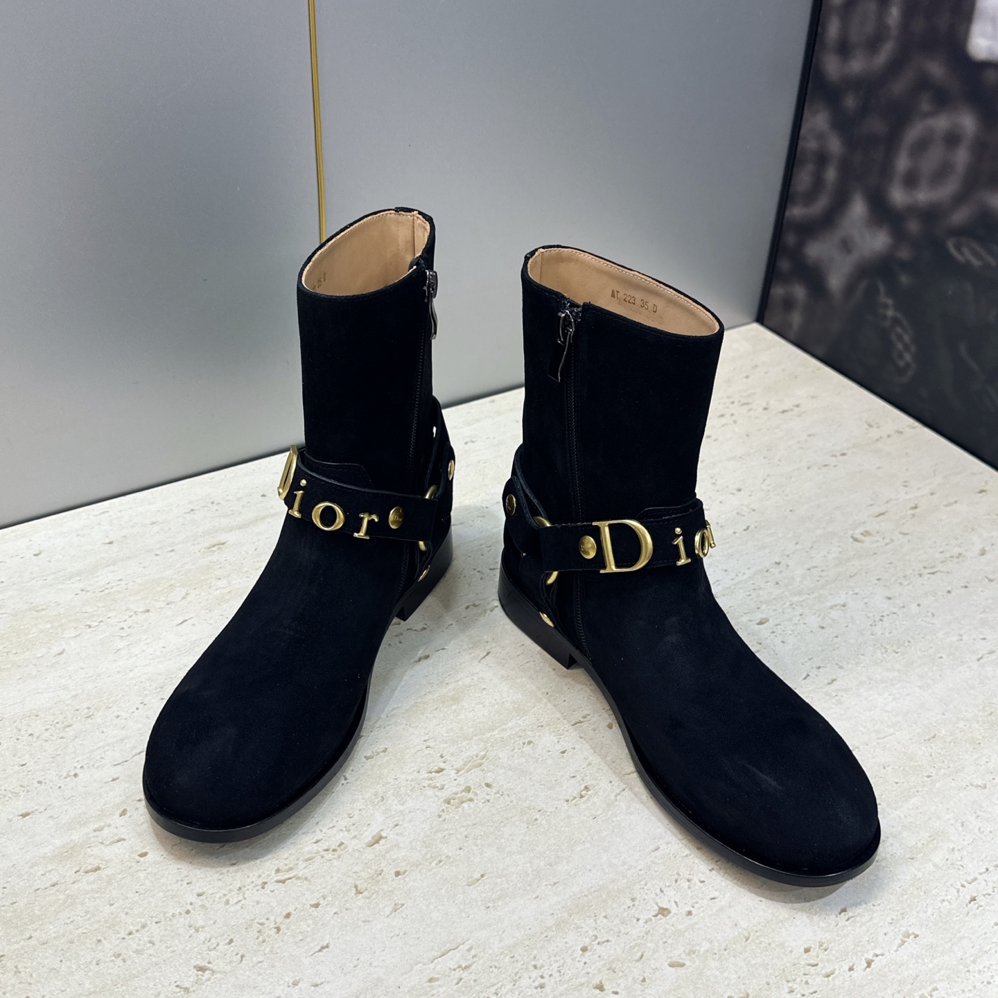 Dior 迪奥2026秋冬新款EmPreinte高定系列及裸女短靴 明星同款CD字母logo五金扣低跟圆头侧拉链机车骑士 Dior 迪奥2026秋冬新款EmPreinte高定系列及裸女短靴 明星同款CD字母logo五金扣低跟圆头侧拉链机车骑士