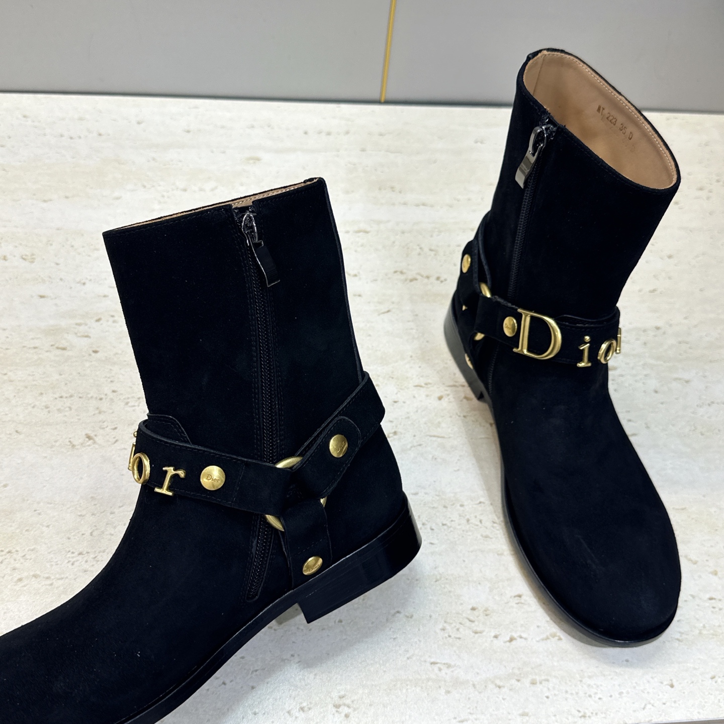 Dior 迪奥2026秋冬新款EmPreinte高定系列及裸女短靴 明星同款CD字母logo五金扣低跟圆头侧拉链机车骑士 Dior 迪奥2026秋冬新款EmPreinte高定系列及裸女短靴 明星同款CD字母logo五金扣低跟圆头侧拉链机车骑士