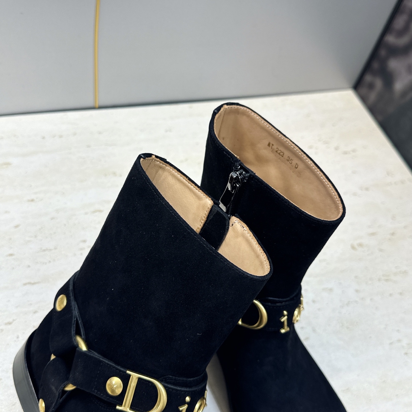 Dior 迪奥2026秋冬新款EmPreinte高定系列及裸女短靴 明星同款CD字母logo五金扣低跟圆头侧拉链机车骑士 Dior 迪奥2026秋冬新款EmPreinte高定系列及裸女短靴 明星同款CD字母logo五金扣低跟圆头侧拉链机车骑士