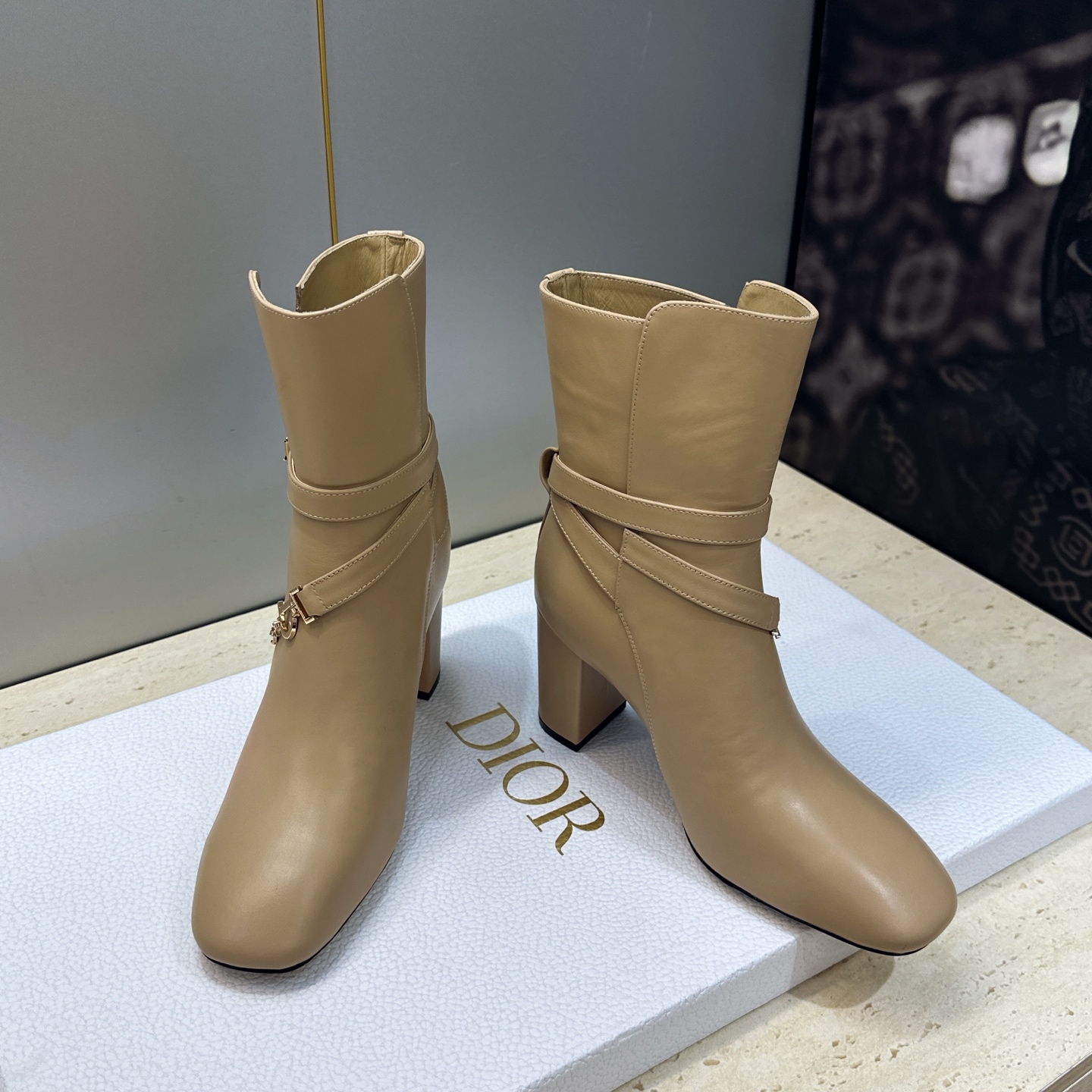 Dior 迪奥2026秋冬新款系列Bolt 粗跟及裸机车骑士女短靴 明星同款CD字母logo五金扣高跟圆头一脚蹬马丁靴 Dior 迪奥2026秋冬新款系列Bolt 粗跟及裸机车骑士女短靴 明星同款CD字母logo五金扣高跟圆头一脚蹬马丁靴