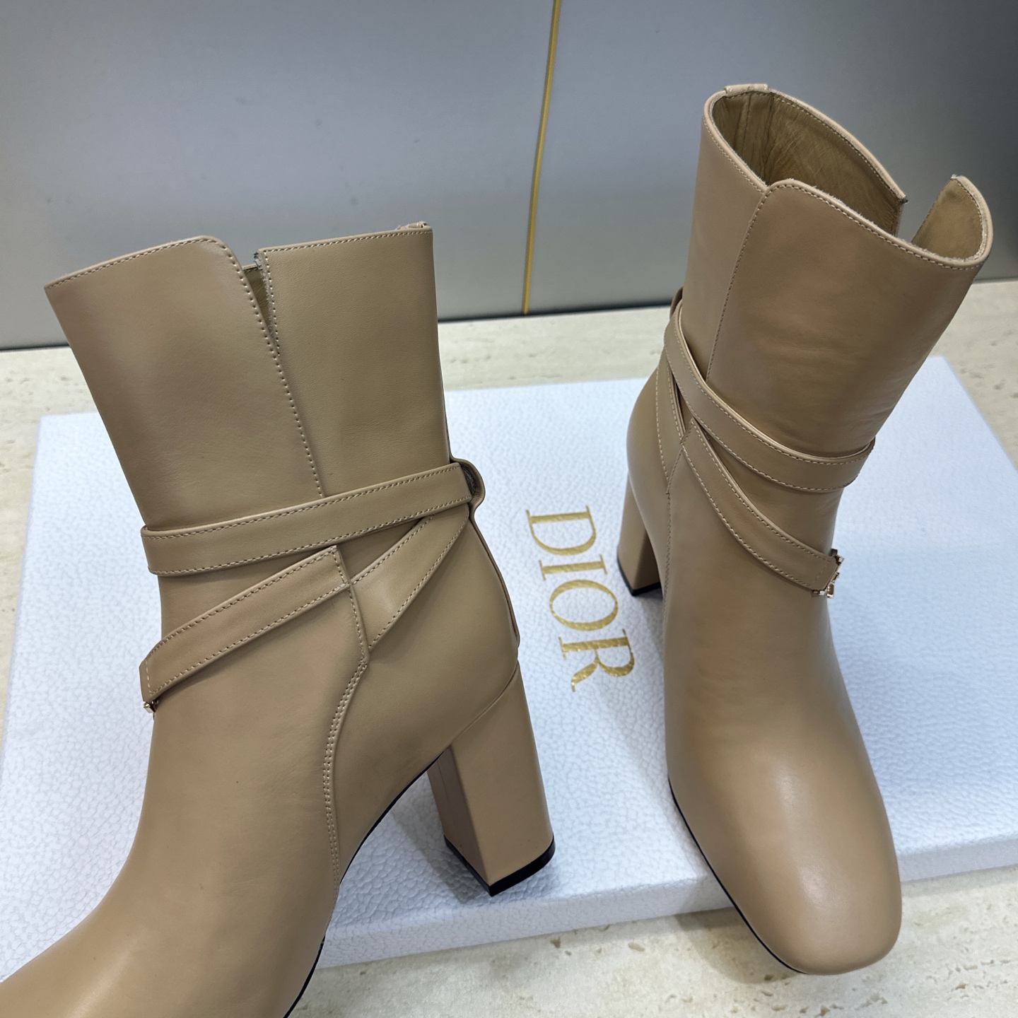 Dior 迪奥2026秋冬新款系列Bolt 粗跟及裸机车骑士女短靴 明星同款CD字母logo五金扣高跟圆头一脚蹬马丁靴 Dior 迪奥2026秋冬新款系列Bolt 粗跟及裸机车骑士女短靴 明星同款CD字母logo五金扣高跟圆头一脚蹬马丁靴