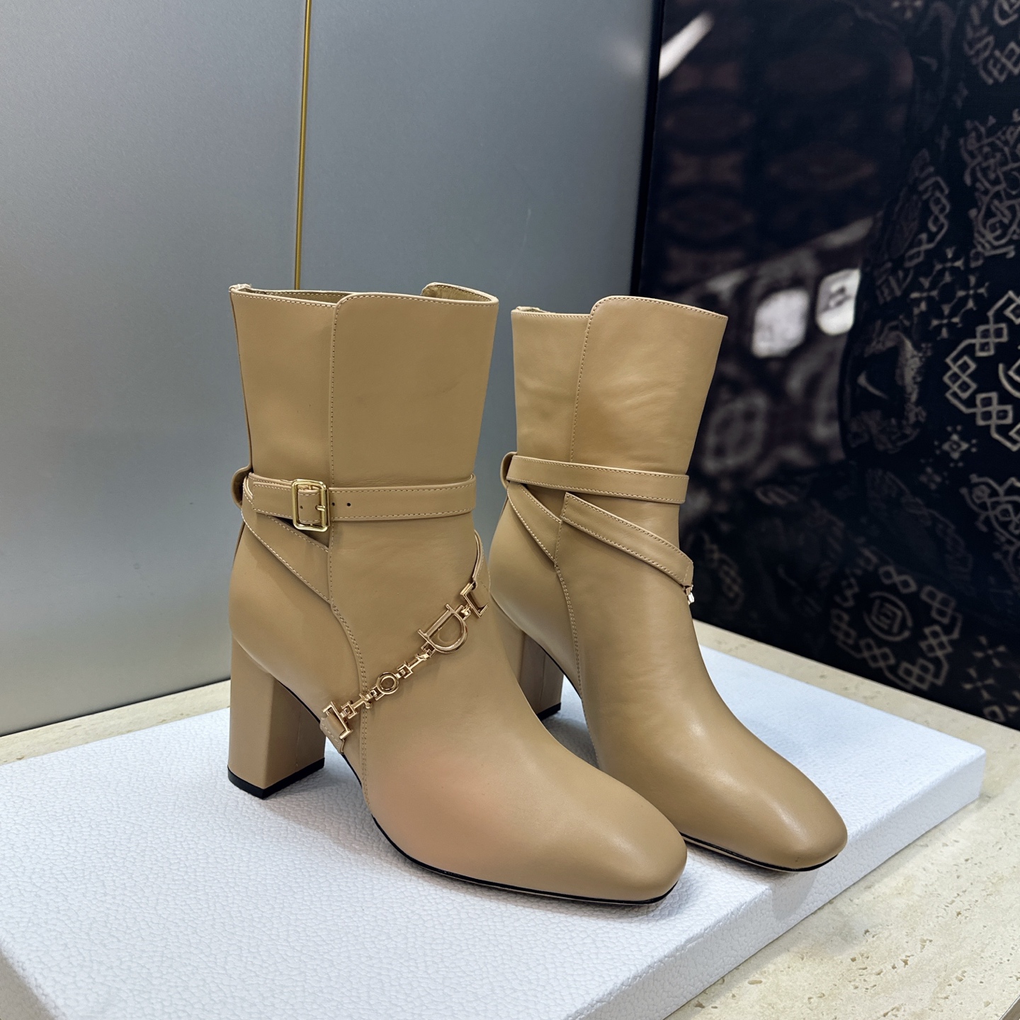 Dior 迪奥2026秋冬新款系列Bolt 粗跟及裸机车骑士女短靴 明星同款CD字母logo五金扣高跟圆头一脚蹬马丁靴 