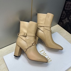Dior 迪奥2026秋冬新款系列Bolt 粗跟及裸机车骑士女短靴 明星同款CD字母logo五金扣高跟圆头一脚蹬马丁靴 Dior 迪奥2026秋冬新款系列Bolt 粗跟及裸机车骑士女短靴 明星同款CD字母logo五金扣高跟圆头一脚蹬马丁靴