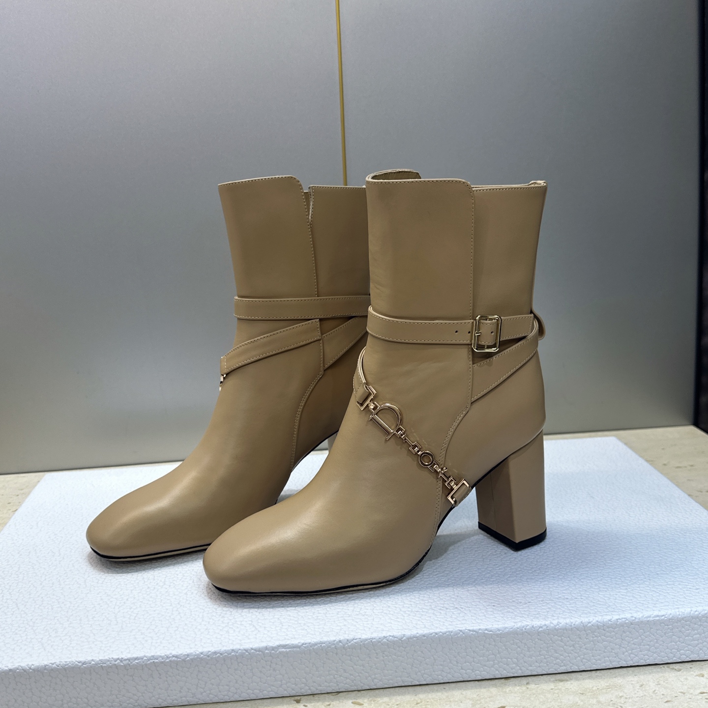 Dior 迪奥2026秋冬新款系列Bolt 粗跟及裸机车骑士女短靴 明星同款CD字母logo五金扣高跟圆头一脚蹬马丁靴 Dior 迪奥2026秋冬新款系列Bolt 粗跟及裸机车骑士女短靴 明星同款CD字母logo五金扣高跟圆头一脚蹬马丁靴