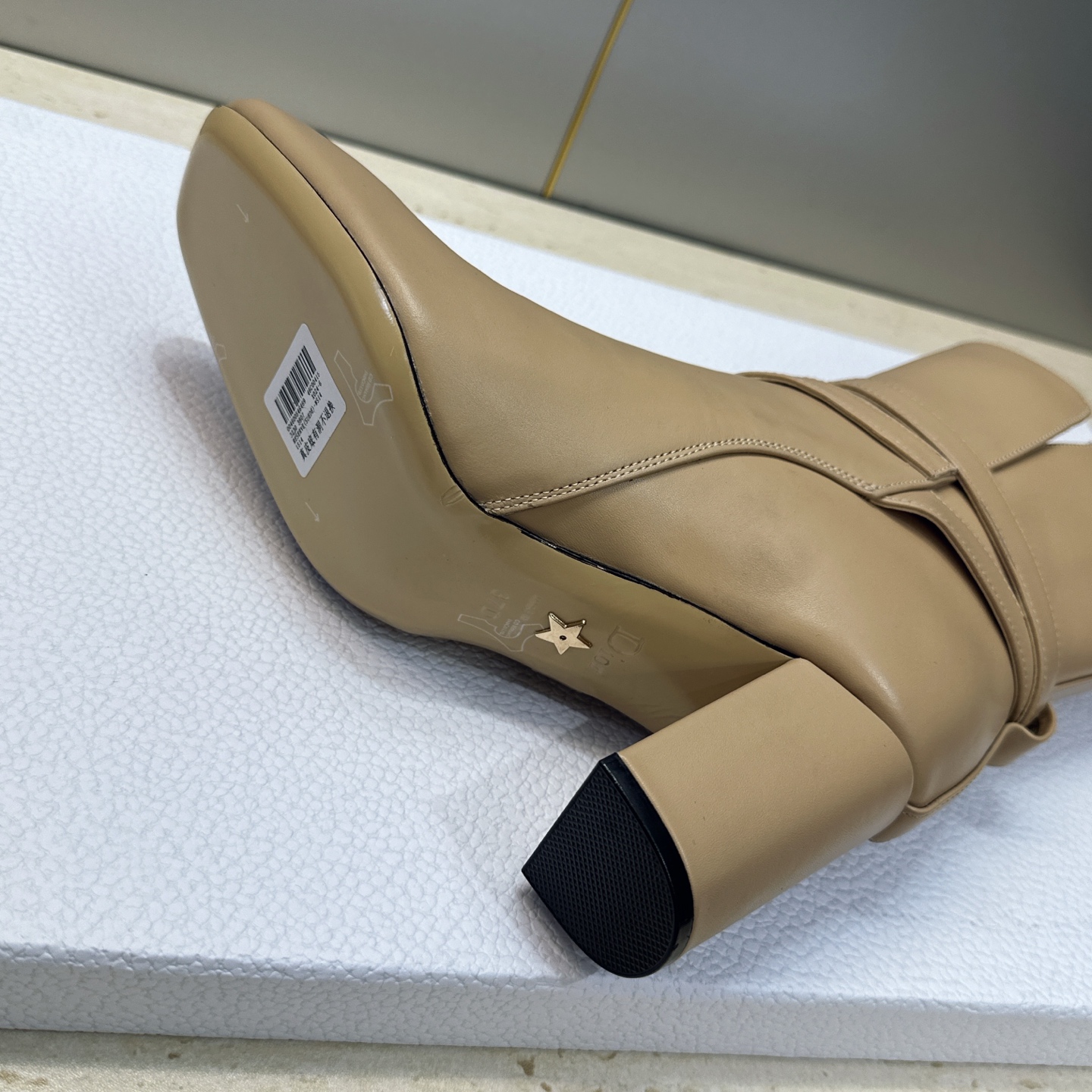 Dior 迪奥2026秋冬新款系列Bolt 粗跟及裸机车骑士女短靴 明星同款CD字母logo五金扣高跟圆头一脚蹬马丁靴 Dior 迪奥2026秋冬新款系列Bolt 粗跟及裸机车骑士女短靴 明星同款CD字母logo五金扣高跟圆头一脚蹬马丁靴