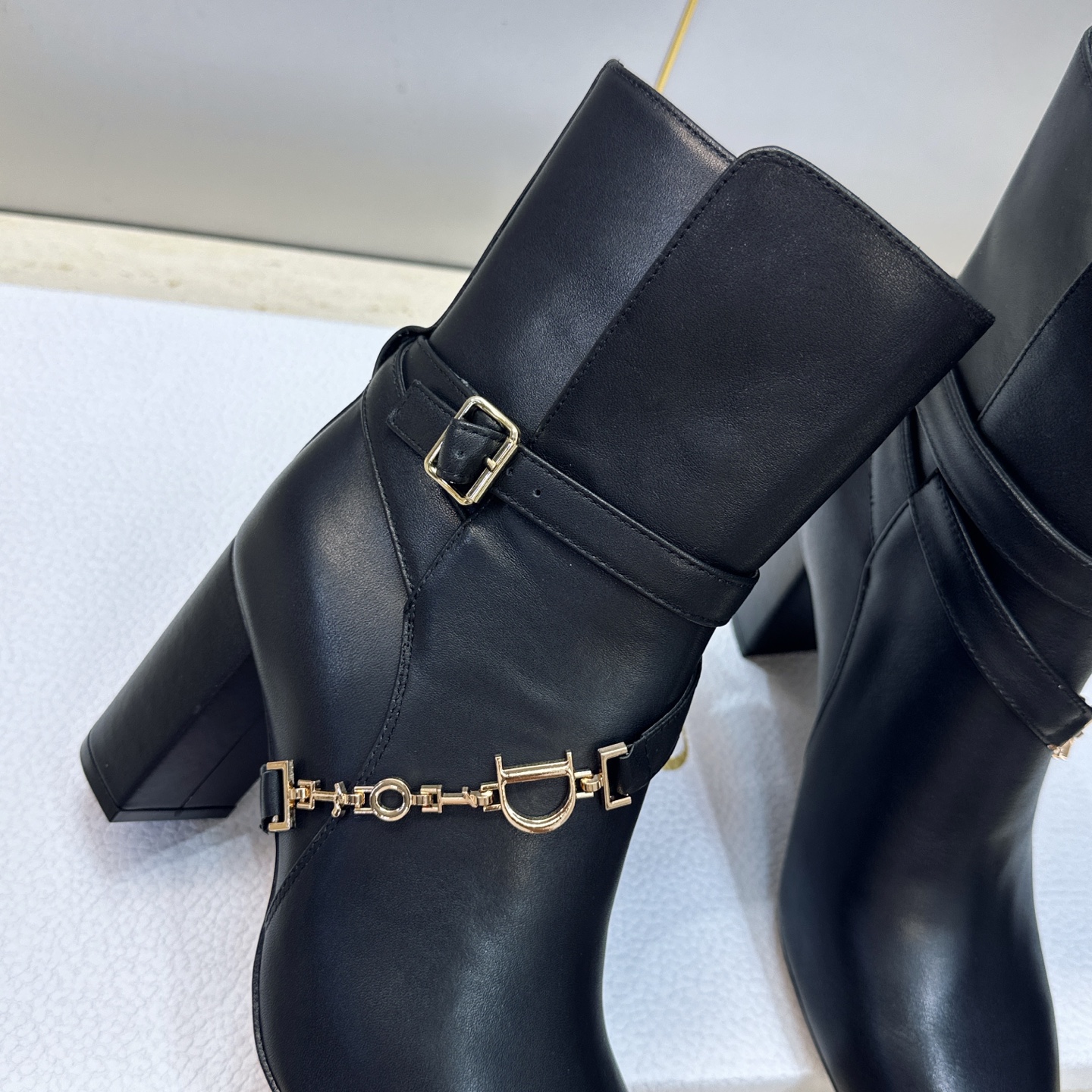 Dior 迪奥2026秋冬新款系列Bolt 粗跟及裸机车骑士女短靴 明星同款CD字母logo五金扣高跟圆头一脚蹬马丁靴 Dior 迪奥2026秋冬新款系列Bolt 粗跟及裸机车骑士女短靴 明星同款CD字母logo五金扣高跟圆头一脚蹬马丁靴