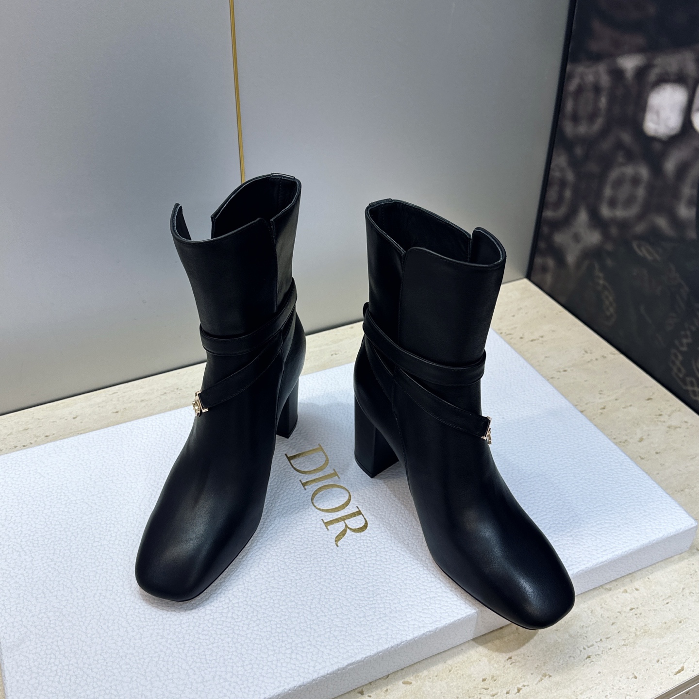 Dior 迪奥2026秋冬新款系列Bolt 粗跟及裸机车骑士女短靴 明星同款CD字母logo五金扣高跟圆头一脚蹬马丁靴 Dior 迪奥2026秋冬新款系列Bolt 粗跟及裸机车骑士女短靴 明星同款CD字母logo五金扣高跟圆头一脚蹬马丁靴