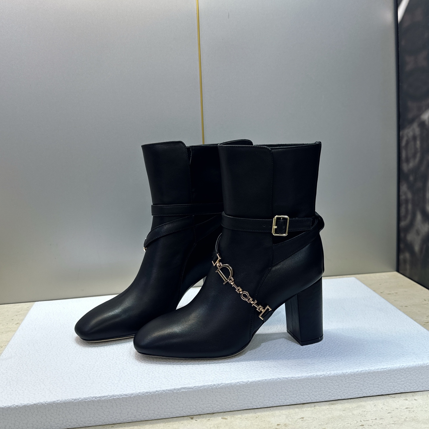 Dior 迪奥2026秋冬新款系列Bolt 粗跟及裸机车骑士女短靴 明星同款CD字母logo五金扣高跟圆头一脚蹬马丁靴 Dior 迪奥2026秋冬新款系列Bolt 粗跟及裸机车骑士女短靴 明星同款CD字母logo五金扣高跟圆头一脚蹬马丁靴