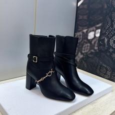 Dior 迪奥2026秋冬新款系列Bolt 粗跟及裸机车骑士女短靴 明星同款CD字母logo五金扣高跟圆头一脚蹬马丁靴 Dior 迪奥2026秋冬新款系列Bolt 粗跟及裸机车骑士女短靴 明星同款CD字母logo五金扣高跟圆头一脚蹬马丁靴