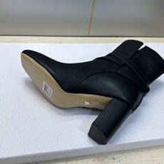 Dior 迪奥2026秋冬新款系列Bolt 粗跟及裸机车骑士女短靴 明星同款CD字母logo五金扣高跟圆头一脚蹬马丁靴 Dior 迪奥2026秋冬新款系列Bolt 粗跟及裸机车骑士女短靴 明星同款CD字母logo五金扣高跟圆头一脚蹬马丁靴