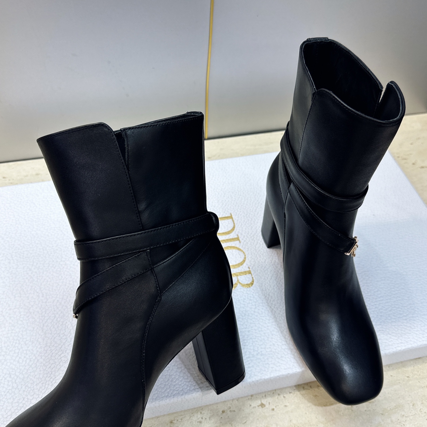Dior 迪奥2026秋冬新款系列Bolt 粗跟及裸机车骑士女短靴 明星同款CD字母logo五金扣高跟圆头一脚蹬马丁靴 Dior 迪奥2026秋冬新款系列Bolt 粗跟及裸机车骑士女短靴 明星同款CD字母logo五金扣高跟圆头一脚蹬马丁靴