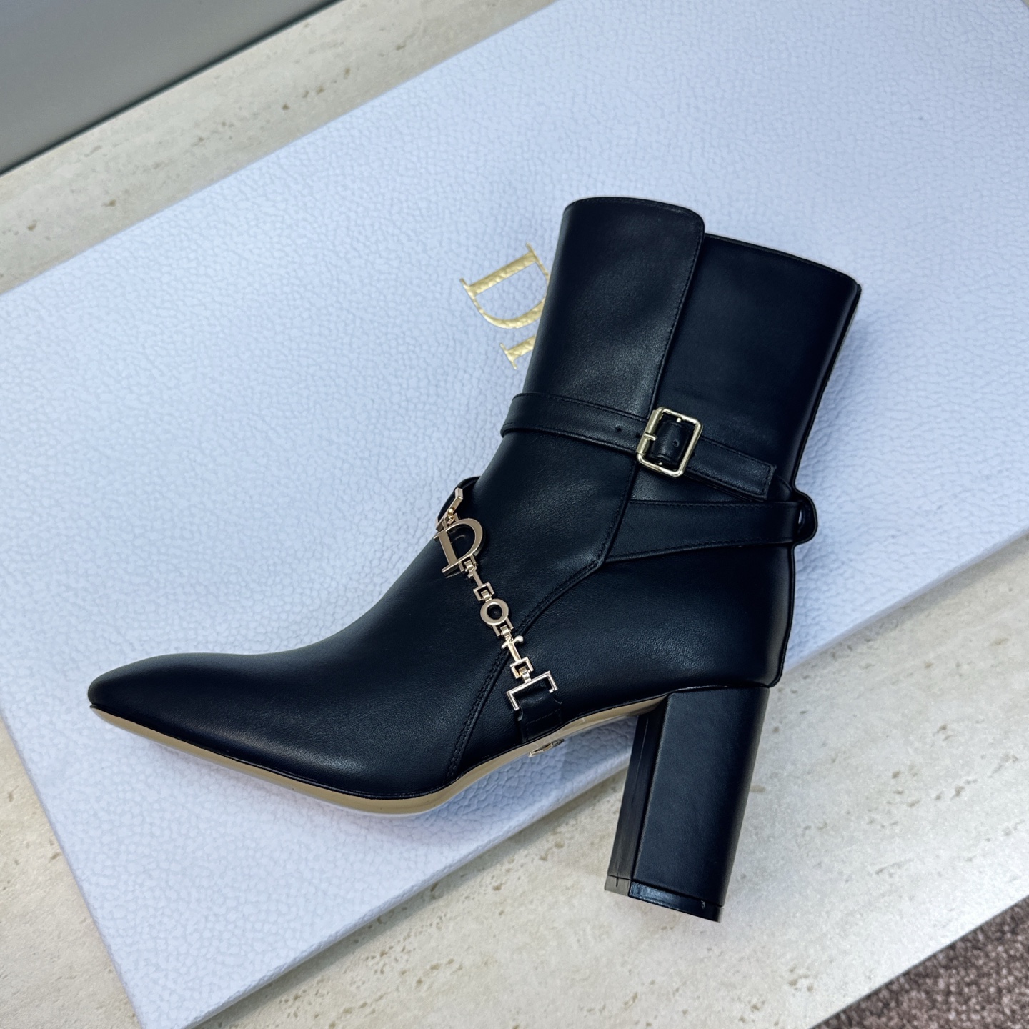 Dior 迪奥2026秋冬新款系列Bolt 粗跟及裸机车骑士女短靴 明星同款CD字母logo五金扣高跟圆头一脚蹬马丁靴 Dior 迪奥2026秋冬新款系列Bolt 粗跟及裸机车骑士女短靴 明星同款CD字母logo五金扣高跟圆头一脚蹬马丁靴