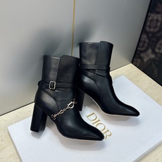 Dior 迪奥2026秋冬新款系列Bolt 粗跟及裸机车骑士女短靴 明星同款CD字母logo五金扣高跟圆头一脚蹬马丁靴 Dior 迪奥2026秋冬新款系列Bolt 粗跟及裸机车骑士女短靴 明星同款CD字母logo五金扣高跟圆头一脚蹬马丁靴