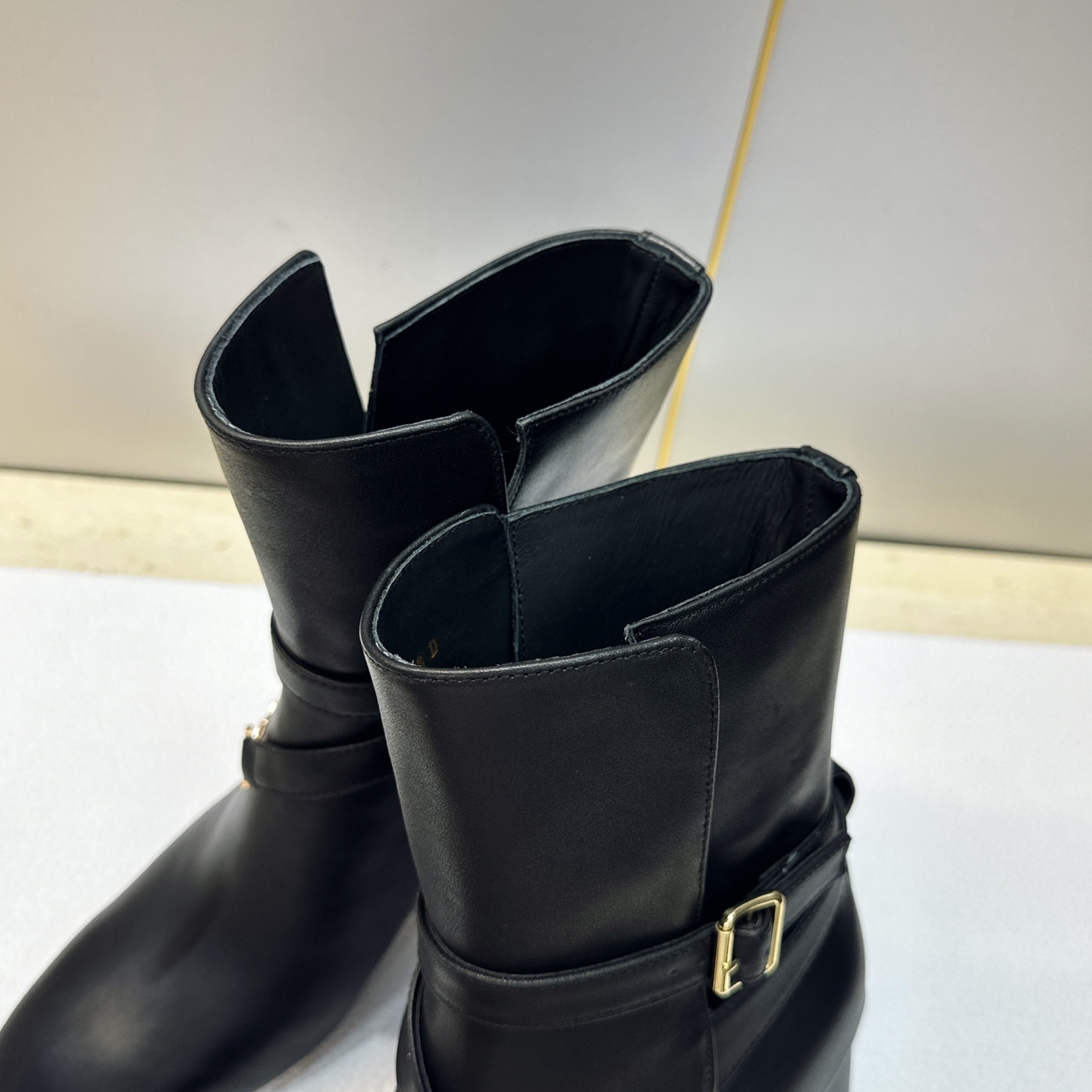 Dior 迪奥2026秋冬新款系列Bolt 粗跟及裸机车骑士女短靴 明星同款CD字母logo五金扣高跟圆头一脚蹬马丁靴 Dior 迪奥2026秋冬新款系列Bolt 粗跟及裸机车骑士女短靴 明星同款CD字母logo五金扣高跟圆头一脚蹬马丁靴