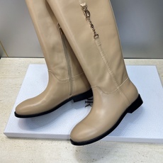 顶级版 Dior 迪奥2026秋冬走秀高定系列Bolt 及膝女靴 CD字母logo五金扣拼色优雅高筒长靴 明星同款低跟圆 顶级版 Dior 迪奥2026秋冬走秀高定系列Bolt 及膝女靴 CD字母logo五金扣拼色优雅高筒长靴 明星同款低跟圆