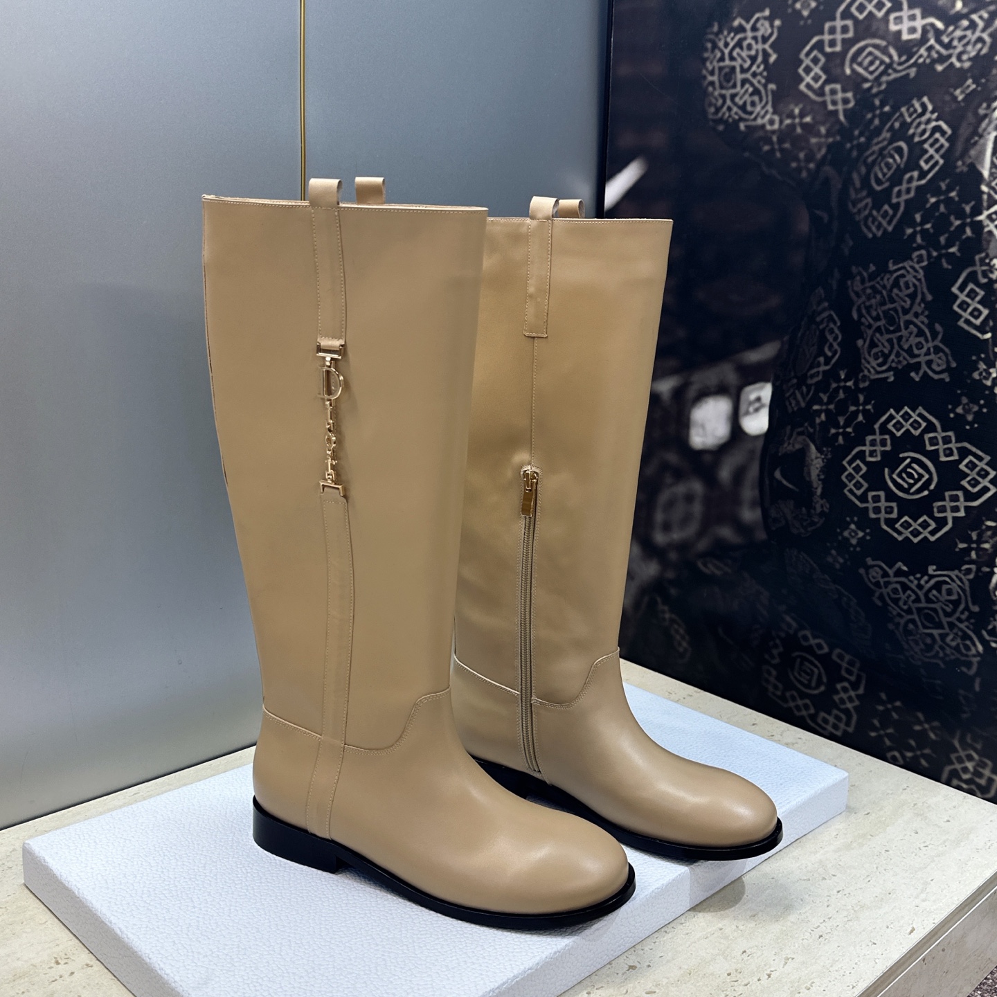 顶级版 Dior 迪奥2026秋冬走秀高定系列Bolt 及膝女靴 CD字母logo五金扣拼色优雅高筒长靴 明星同款低跟圆