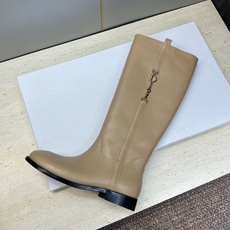 顶级版 Dior 迪奥2026秋冬走秀高定系列Bolt 及膝女靴 CD字母logo五金扣拼色优雅高筒长靴 明星同款低跟圆 顶级版 Dior 迪奥2026秋冬走秀高定系列Bolt 及膝女靴 CD字母logo五金扣拼色优雅高筒长靴 明星同款低跟圆