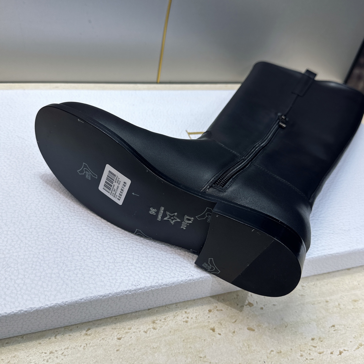顶级版 Dior 迪奥2026秋冬走秀高定系列Bolt 及膝女靴 CD字母logo五金扣拼色优雅高筒长靴 明星同款低跟圆 顶级版 Dior 迪奥2026秋冬走秀高定系列Bolt 及膝女靴 CD字母logo五金扣拼色优雅高筒长靴 明星同款低跟圆