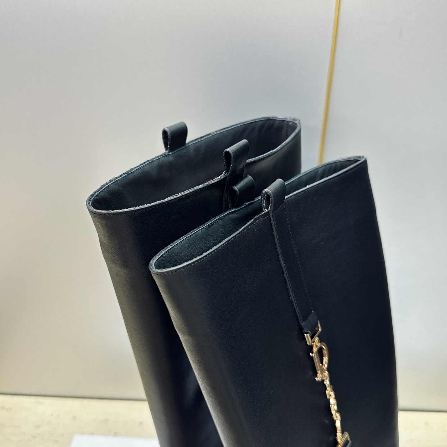 顶级版 Dior 迪奥2026秋冬走秀高定系列Bolt 及膝女靴 CD字母logo五金扣拼色优雅高筒长靴 明星同款低跟圆 顶级版 Dior 迪奥2026秋冬走秀高定系列Bolt 及膝女靴 CD字母logo五金扣拼色优雅高筒长靴 明星同款低跟圆