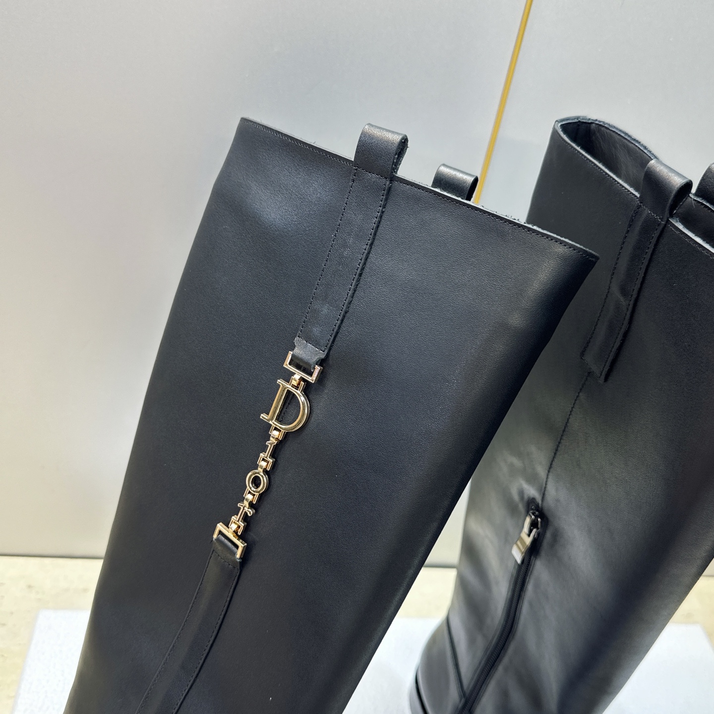 顶级版 Dior 迪奥2026秋冬走秀高定系列Bolt 及膝女靴 CD字母logo五金扣拼色优雅高筒长靴 明星同款低跟圆 顶级版 Dior 迪奥2026秋冬走秀高定系列Bolt 及膝女靴 CD字母logo五金扣拼色优雅高筒长靴 明星同款低跟圆