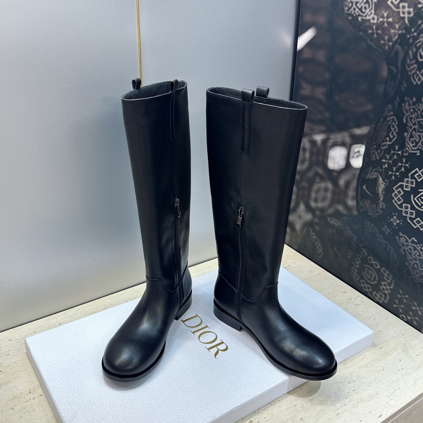 顶级版 Dior 迪奥2026秋冬走秀高定系列Bolt 及膝女靴 CD字母logo五金扣拼色优雅高筒长靴 明星同款低跟圆 顶级版 Dior 迪奥2026秋冬走秀高定系列Bolt 及膝女靴 CD字母logo五金扣拼色优雅高筒长靴 明星同款低跟圆