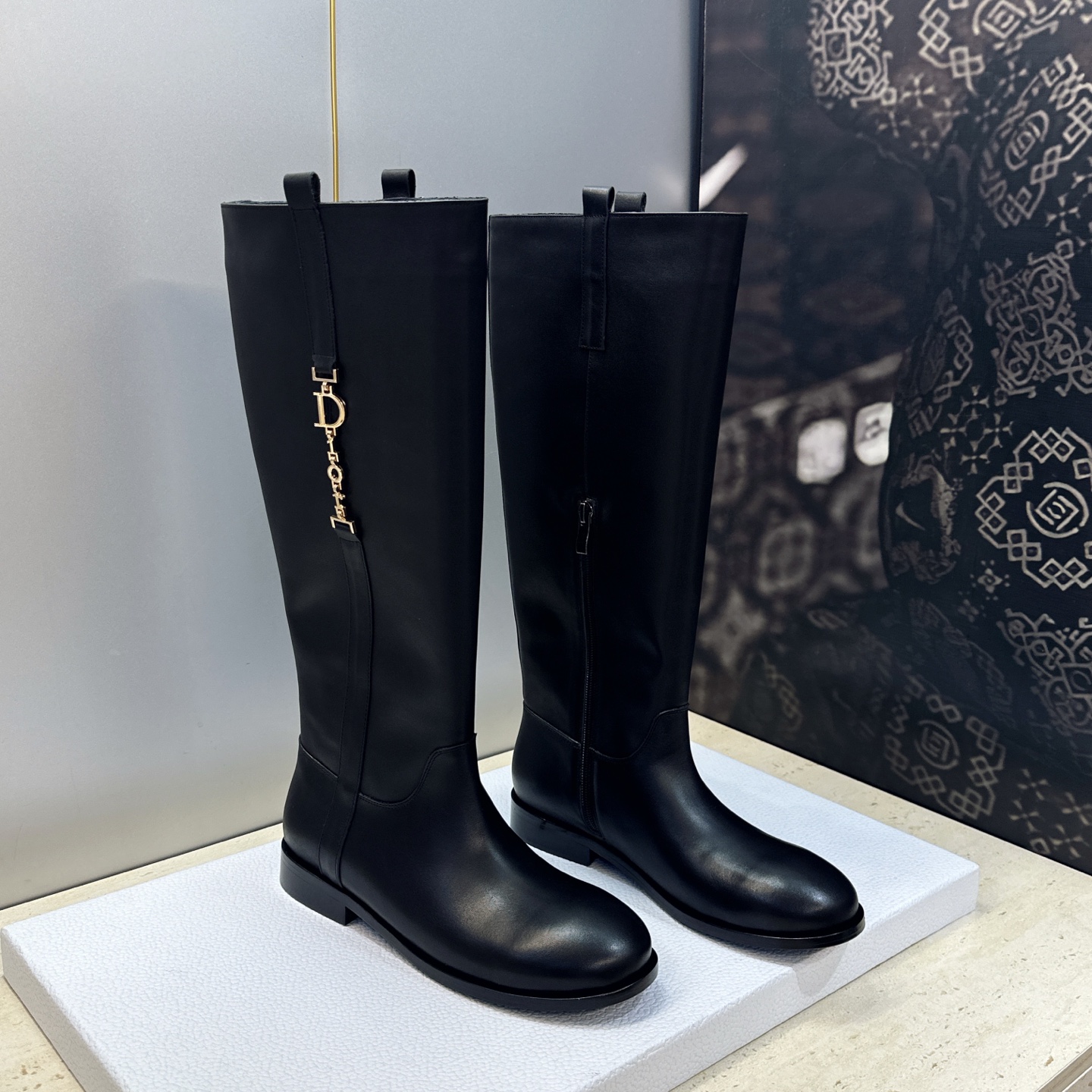顶级版 Dior 迪奥2026秋冬走秀高定系列Bolt 及膝女靴 CD字母logo五金扣拼色优雅高筒长靴 明星同款低跟圆