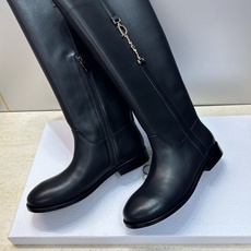 顶级版 Dior 迪奥2026秋冬走秀高定系列Bolt 及膝女靴 CD字母logo五金扣拼色优雅高筒长靴 明星同款低跟圆 顶级版 Dior 迪奥2026秋冬走秀高定系列Bolt 及膝女靴 CD字母logo五金扣拼色优雅高筒长靴 明星同款低跟圆