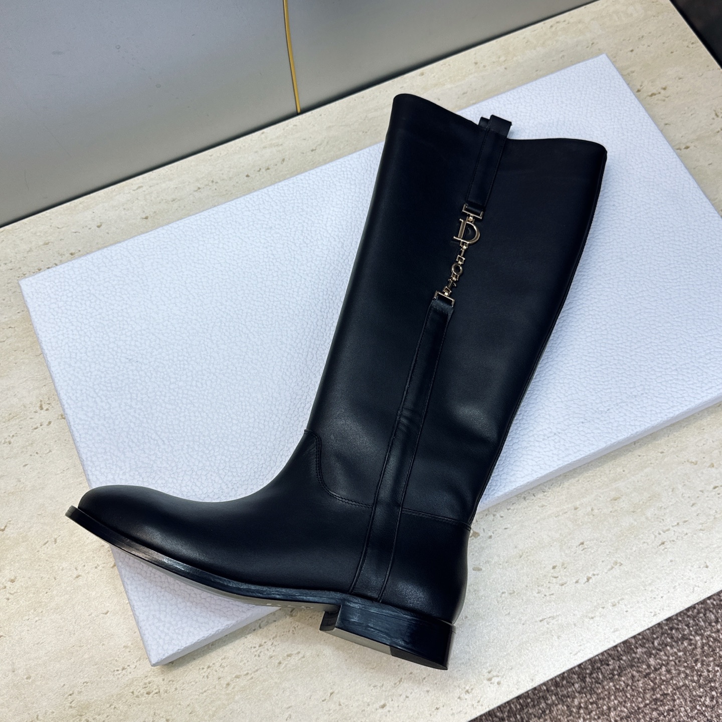 顶级版 Dior 迪奥2026秋冬走秀高定系列Bolt 及膝女靴 CD字母logo五金扣拼色优雅高筒长靴 明星同款低跟圆 顶级版 Dior 迪奥2026秋冬走秀高定系列Bolt 及膝女靴 CD字母logo五金扣拼色优雅高筒长靴 明星同款低跟圆