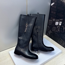 顶级版 Dior 迪奥2026秋冬走秀高定系列Bolt 及膝女靴 CD字母logo五金扣拼色优雅高筒长靴 明星同款低跟圆 顶级版 Dior 迪奥2026秋冬走秀高定系列Bolt 及膝女靴 CD字母logo五金扣拼色优雅高筒长靴 明星同款低跟圆