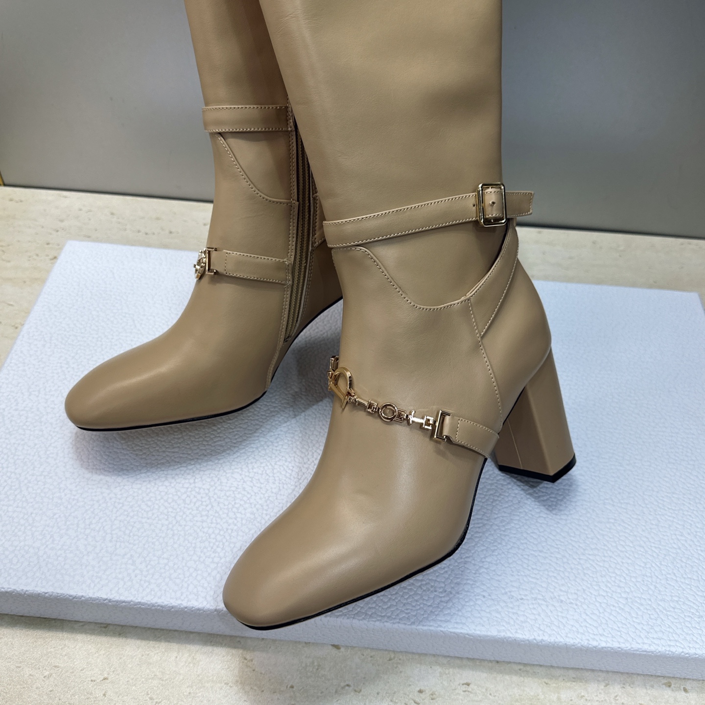 顶级版 Dior 迪奥2026秋冬新款系列Bolt 粗跟及膝机车骑士女长靴 明星同款CD字母logo五金扣高跟圆头侧拉链 顶级版 Dior 迪奥2026秋冬新款系列Bolt 粗跟及膝机车骑士女长靴 明星同款CD字母logo五金扣高跟圆头侧拉链