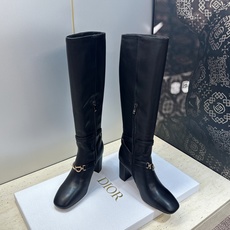 顶级版 Dior 迪奥2026秋冬新款系列Bolt 粗跟及膝机车骑士女长靴 明星同款CD字母logo五金扣高跟圆头侧拉链 顶级版 Dior 迪奥2026秋冬新款系列Bolt 粗跟及膝机车骑士女长靴 明星同款CD字母logo五金扣高跟圆头侧拉链