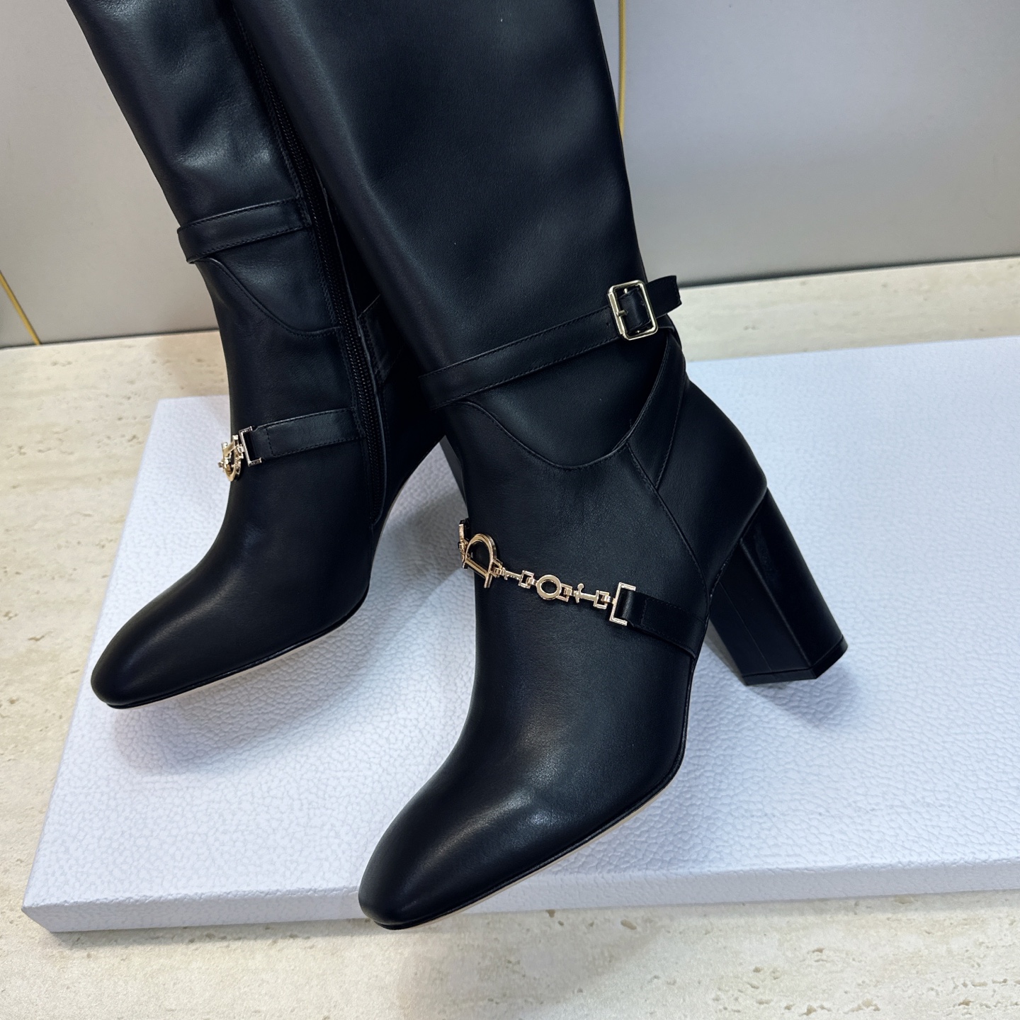 顶级版 Dior 迪奥2026秋冬新款系列Bolt 粗跟及膝机车骑士女长靴 明星同款CD字母logo五金扣高跟圆头侧拉链 顶级版 Dior 迪奥2026秋冬新款系列Bolt 粗跟及膝机车骑士女长靴 明星同款CD字母logo五金扣高跟圆头侧拉链