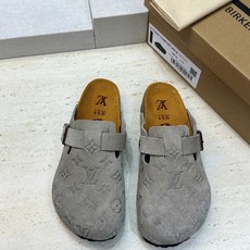 :女码/情侣款 男+10 顶级版 Louis Vuitton 2026秋冬情侣新款勃肯穆勒休闲鞋 LV 字母logo五金 :女码/情侣款 男+10 顶级版 Louis Vuitton 2026秋冬情侣新款勃肯穆勒休闲鞋 LV 字母logo五金
