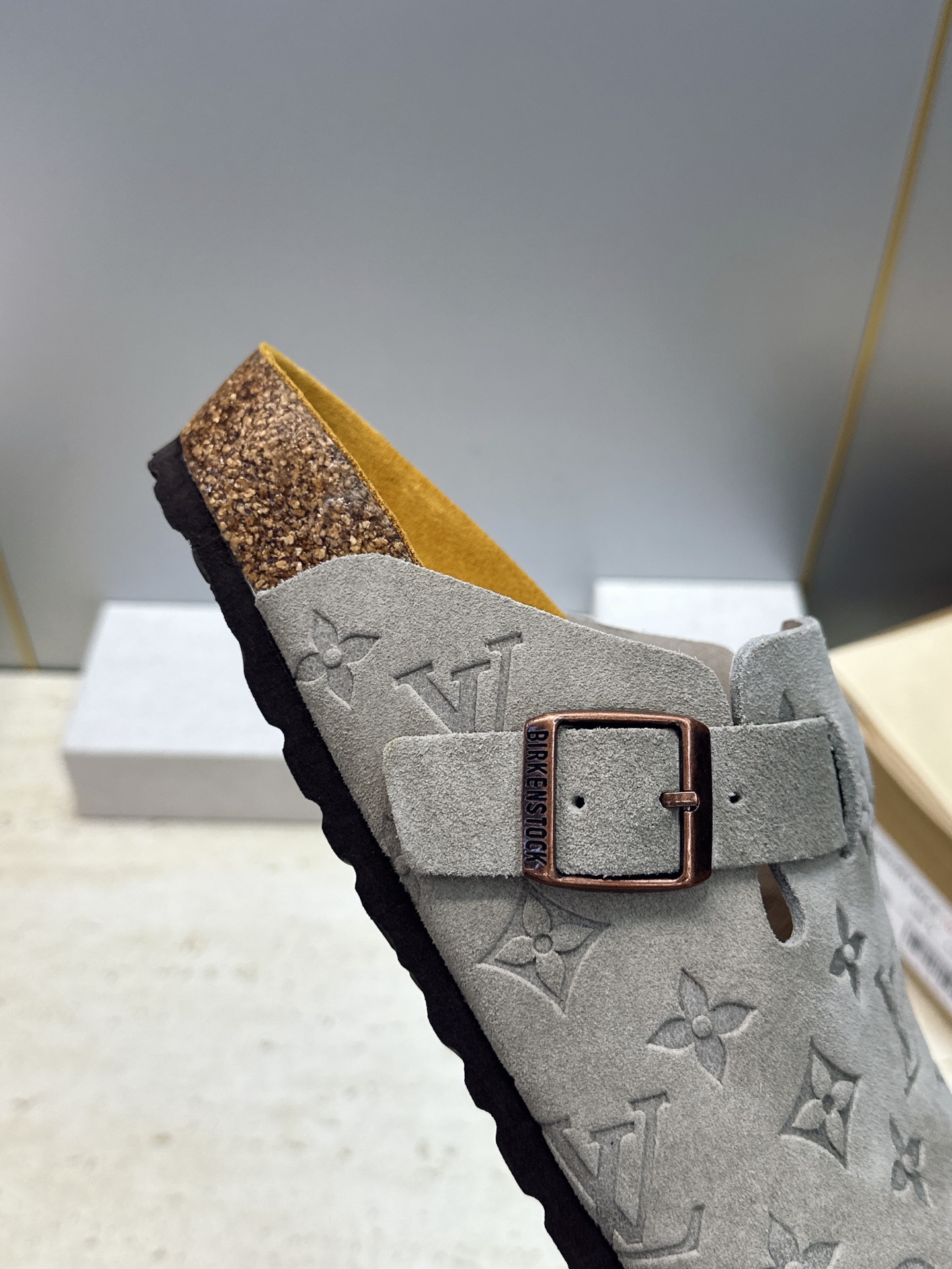 :女码/情侣款 男+10 顶级版 Louis Vuitton 2026秋冬情侣新款勃肯穆勒休闲鞋 LV 字母logo五金 :女码/情侣款 男+10 顶级版 Louis Vuitton 2026秋冬情侣新款勃肯穆勒休闲鞋 LV 字母logo五金