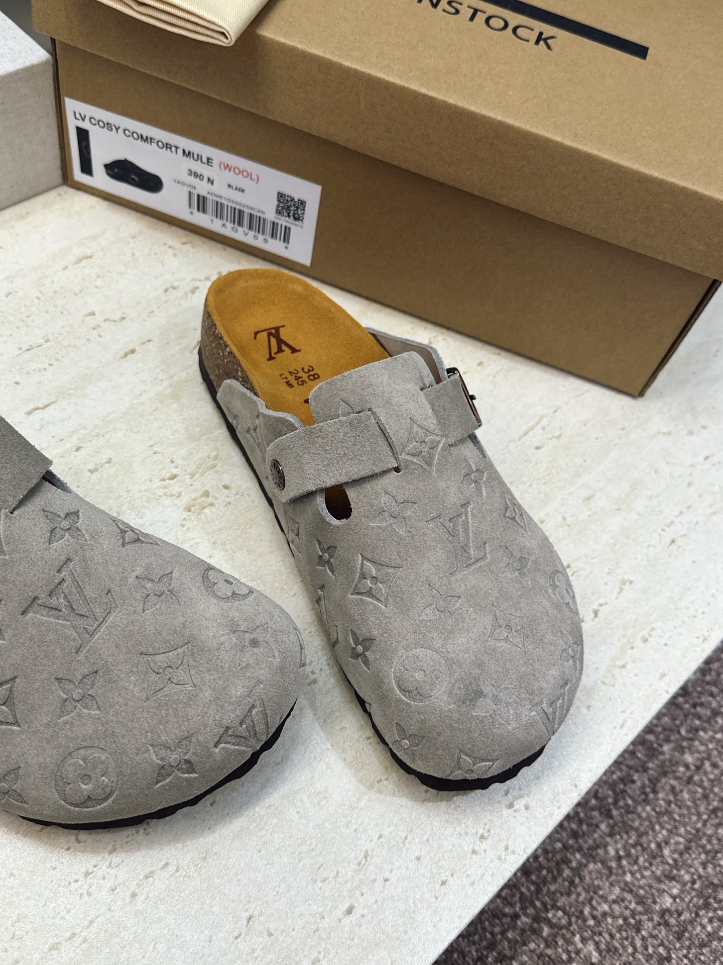 :女码/情侣款 男+10 顶级版 Louis Vuitton 2026秋冬情侣新款勃肯穆勒休闲鞋 LV 字母logo五金 :女码/情侣款 男+10 顶级版 Louis Vuitton 2026秋冬情侣新款勃肯穆勒休闲鞋 LV 字母logo五金