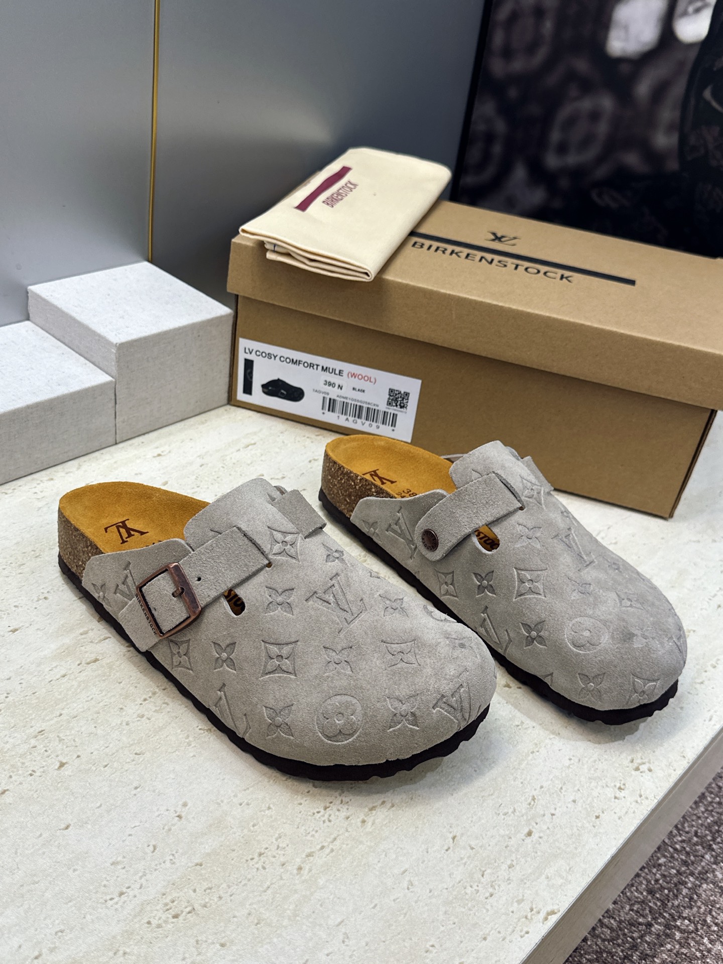 :女码/情侣款 男+10 顶级版 Louis Vuitton 2026秋冬情侣新款勃肯穆勒休闲鞋 LV 字母logo五金 :女码/情侣款 男+10 顶级版 Louis Vuitton 2026秋冬情侣新款勃肯穆勒休闲鞋 LV 字母logo五金